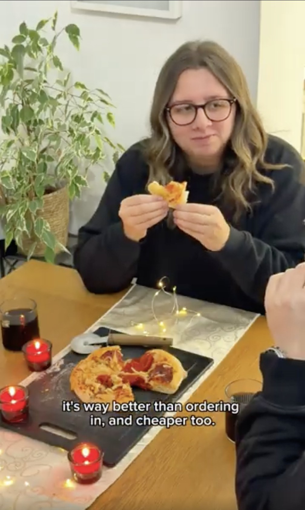 Szkice treści i mailingów na stole
